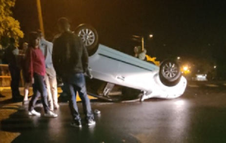 Fiat Punto capotou após colidir na lateral de outro automóvel que estava estacionado na via pública (Foto: Reprodução/WhatsApp)