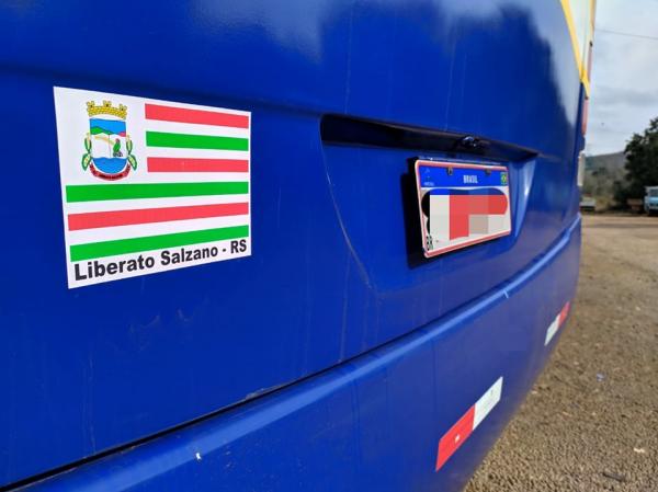 Foram confeccionados três mil adesivos e são distribuídos gratuitamente na Prefeitura Municipal (Foto: Divulgação/ASCOM Liberato Salzano)