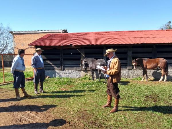 Doutor Reimar se disse emocionado em poder reunir as duas entidades tradicionalistas no evento de doação (Foto: Régis Carniél)
