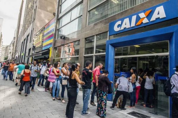 Fila na Caixa: calendário de saque de até 500 reais é diferente do saque-aniversário (Cris Faga/NurPhoto/Getty Images)