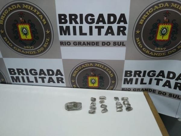Maconha apreendida estava dividida em 17 porções (Foto: Divulgação/Brigada Militar)