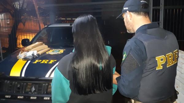 Mulher foi presa em flagrante por tráfico de drogas e encaminhada a Delegacia de Polícia para registro da ocorrência (Foto: Divulgação/PRF)