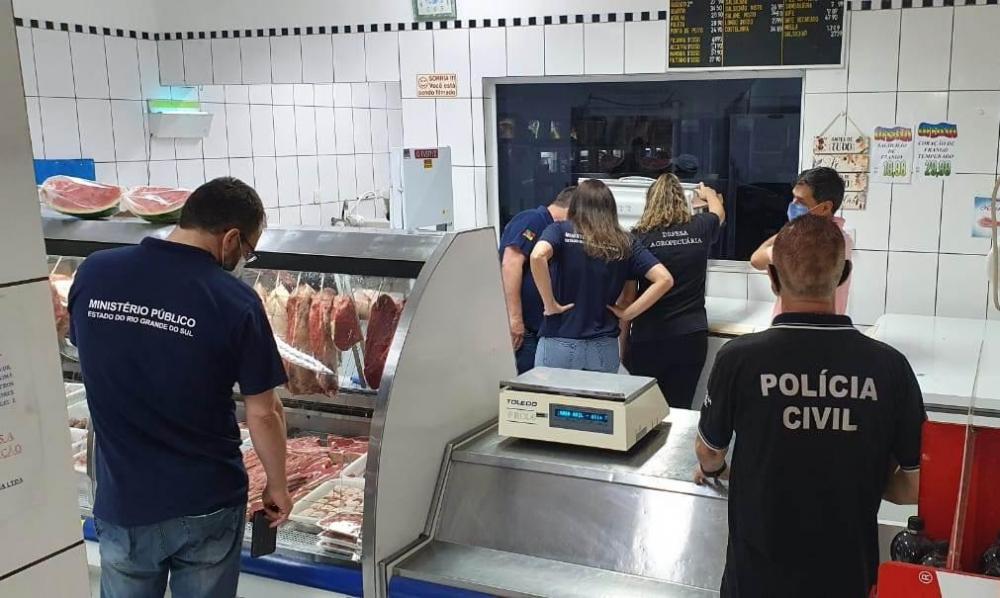 Quase duas toneladas de alimentos impróprios para o consumo foram apreendidas e inutilizadas durante a ação (Foto: Divulgação/MP-RS)