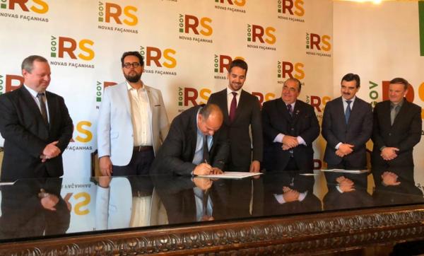 Prefeito Jurandir da Silva assinando o contrato em ato realizado no Palácio Piratini (Foto: Divulgação/SECOM-RS)
