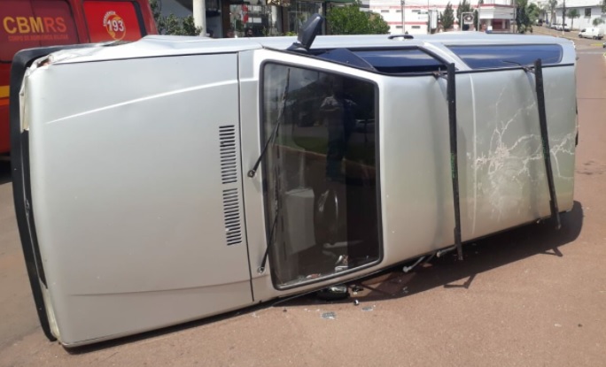 GM Parati tombou na Avenida Costa e Silva depois de colidir com outro veículo (Foto: Reprodução/WhatsApp)