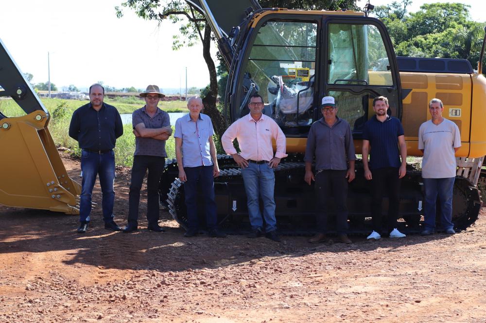 Retroescavadeira hidráulica foi adquirida com recursos próprios do município (Foto: Divulgação/ASCOM Derrubadas)