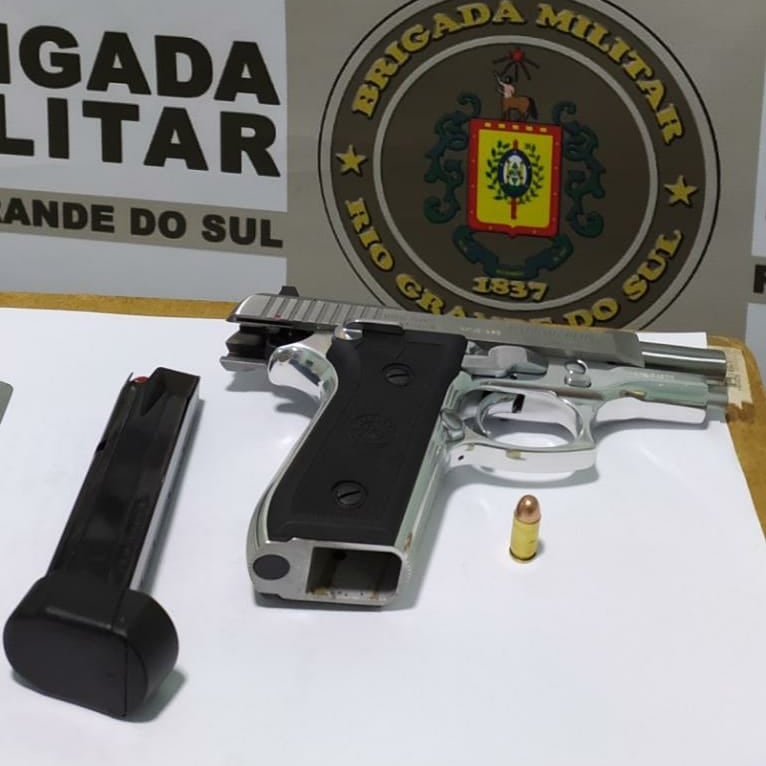 Homem tinha registro da arma de fogo, mas não possuía o porte, ou seja, não poderia estar circulando com a pistola (Foto: Divulgação/BM)