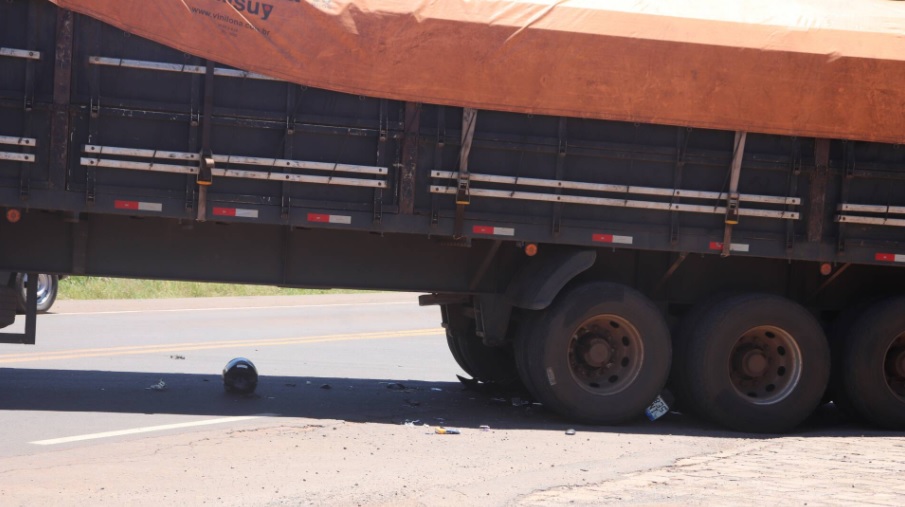 Vítima conduzia uma motocicleta que colidiu contra o rodado traseiro de uma carreta (Foto: Vinicius Araújo/Rádio Alto Uruguai)