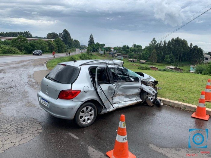 Vítima era caroneiro no Peugeot 307 com placas de Passo Fundo (Foto: Rodrigo Oliveira/Planalto News)