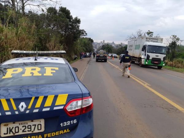 Condutor da motocicleta morreu no local (Foto: Divulgação/PRF)