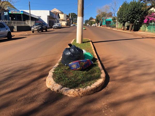 Não é difícil encontrar sacolas com resíduos no canteiro central da Avenida Presidente Vargas (Foto: Diones Roberto Becker)