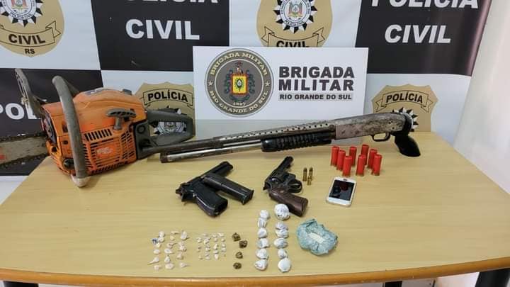 Armas e drogas foram apreendidos em uma boca de fumo no Bairro Operário (Foto: Divulgação)