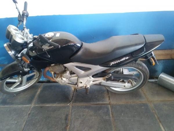 Motocicleta foi deixada em uma oficina mecânica por um homem que não retornou para retirá-la (Foto: Divulgação/Brigada Militar)