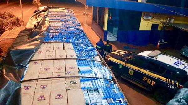 Carreta transportando cerca de 350 mil maços de cigarros foi abordada em frente à Unidade Operacional de Seberi (Foto: Divulgação/PRF)