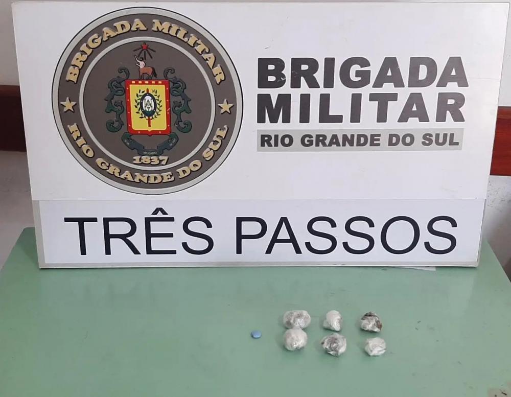 Foram apreendidas seis porções pequenas de maconha e um comprimido azul (Foto: Divulgação | BM)