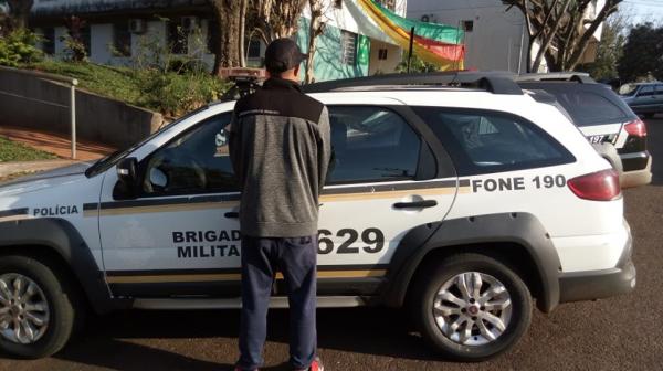 Após os trâmites legais, homem foi conduzido ao Presídio Estadual de Três Passos (Foto: Divulgação/Brigada Militar)