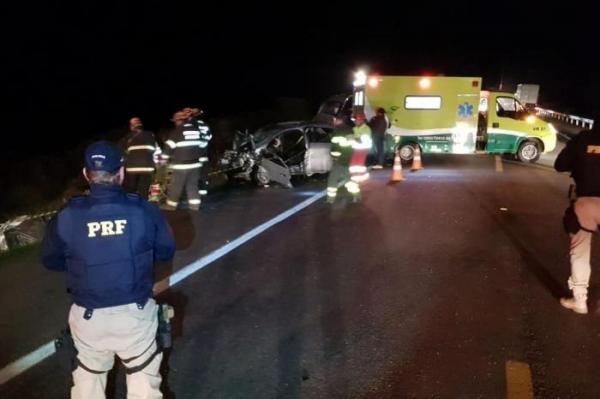 Acidente de trânsito ocorreu na noite deste domingo (18) (Foto: Divulgação/PRF)