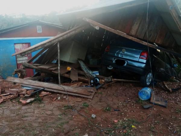 Automóvel desgovernado somente parou após atingir o galpão de uma residência (Foto: Reprodução/Três Passos News)