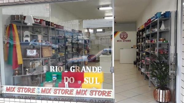 Loja Mix Store está situada na Rua Artur Ambros, no centro da cidade de Tenente Portela (Foto: Reprodução/Facebook)