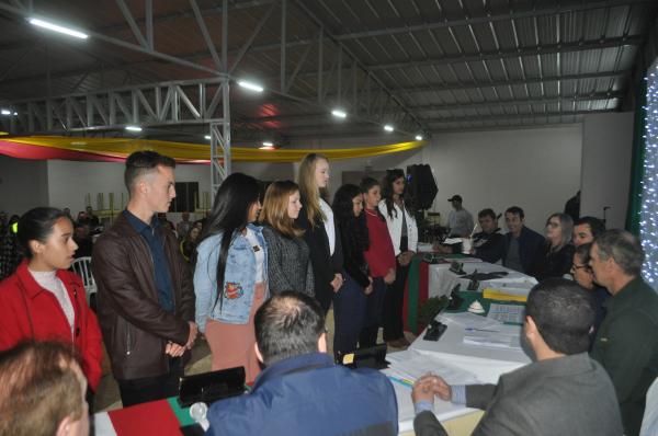 Vereadores jovens fizeram juramento e assumiram a Câmara por uma sessão