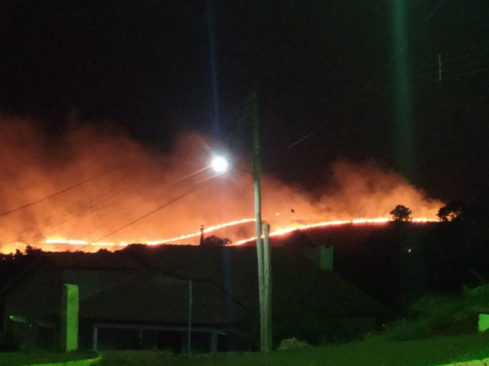 Vento Forte contribuiu para o aumento das chamas (Foto: Reprodução/Observador Regional)