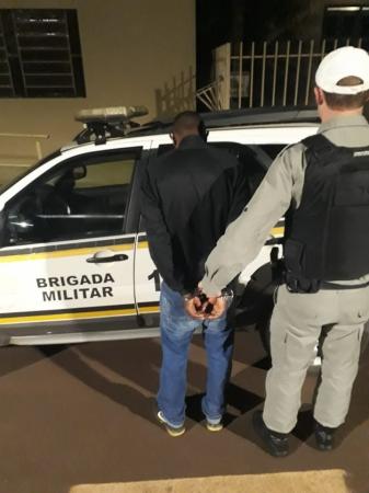 Indivíduo foi identificado e preso no centro da cidade, na noite desta terça-feira (20) (Foto: Divulgação/Brigada Militar)
