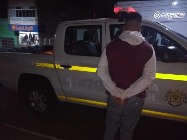 Jovem abordado no centro da cidade de Tenente Portela e que possuía duas buchas de maconha (Foto: Divulgação/Brigada Militar)