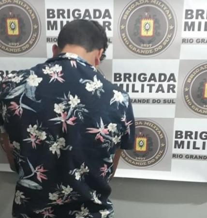 Jovem foi abordado e preso na localidade de Padre González, na tarde deste domingo (25) (Foto: Divulgação/Brigada Militar)