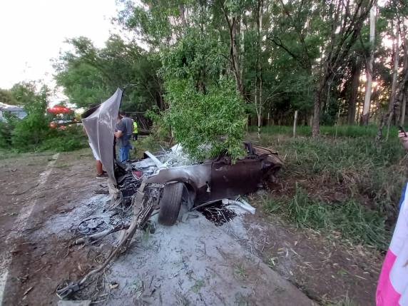 Nissan/370Z ficou totalmente destruída após sair da pista e colidir contra árvores (Foto: Reprodução | WhatsApp)