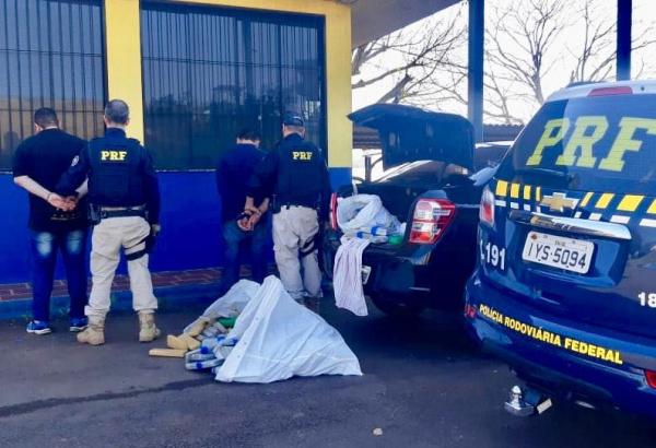 Os dois indivíduos presos disseram que levariam os tabletes de maconha para a Região Metropolitana de Porto Alegre (Foto: Divulgação/PRF)
