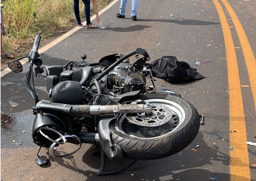 Acidente ocorreu por volta das 8 horas da manhã de hoje. Moto ficou destruída (Foto: Ouvinte Rádio Alto Uruguai)