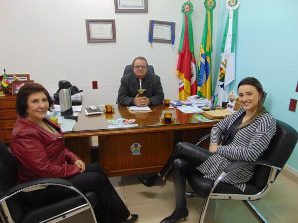 Primeira-dama Eliane Amaral Costa, prefeito Nilson Paulo Costa e a promotora Fernanda Ramires (Foto: Divulgação/ASCOM Redentora)