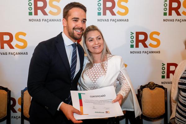 Professora Ledi Daiana Diesel recebendo o certificado das mãos do governador Eduardo Leite (Foto: Divulgação/SECOM RS)