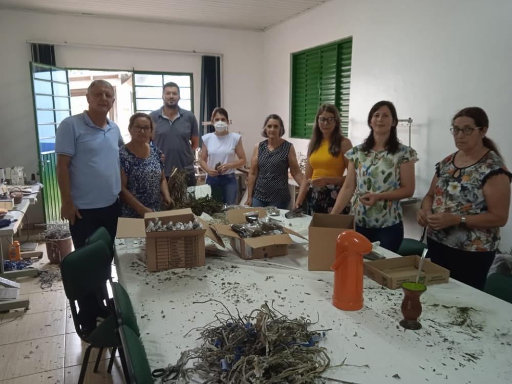 Trabalho de seleção e processo de embalagem sendo feito (Foto: Divulgação)