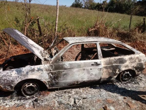 Veículo ficou completamente destruído pelas chamas (Foto: Valdemir Ribeiro do Nascimento/Rádio Municipal)
