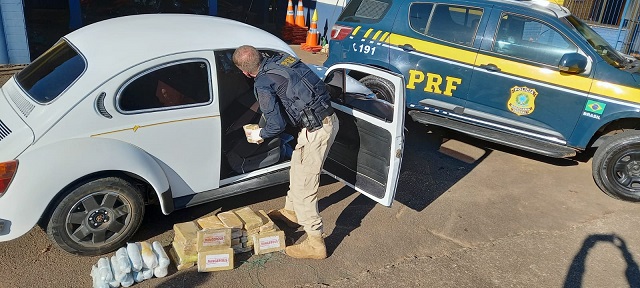 Policiais rodoviários federais encontraram a cocaína escondida no forro do teto do automóvel (Foto: Divulgação | PRF)