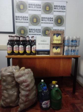 Bebidas eram transportadas em um veículo abordado no interior de Crissiumal (Foto: Divulgação/Brigada Militar)