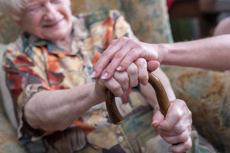 Idosos considerados incapazes podem ser representados por um curador - (Foto: Depositphotos)