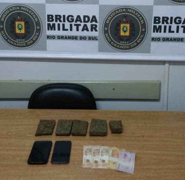 Tijolos de maconha e outros materiais apreendidos (Foto: Divulgação/Brigada Militar)