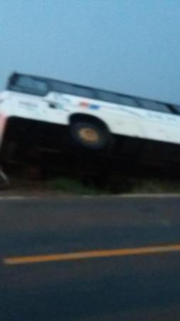 Ônibus tomba as margens da rodovias e deixa vários feridos (Foto: Recebidas via waths)