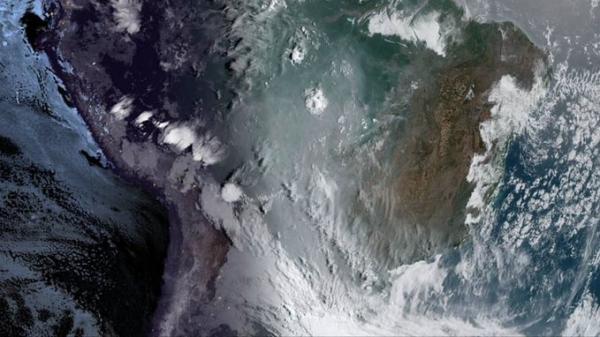 Imagem de satélite mostra grande e densa pluma de fumaça no interior da América do Sul nesta quarta. (Fonte: MetSul)