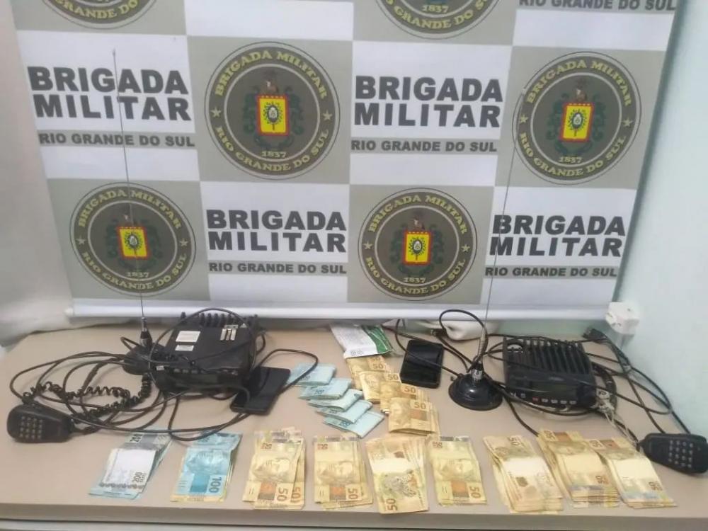 Rádios transmissores e dinheiro em espécie foram encontrados durante a abordagem de dois veículos (Foto: Divulgação | BM)