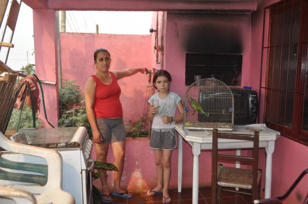 Na casa do presidente do Bairro sua mulher e filha mostram a falta de água enfrentada (Foto: Jonas Martins)