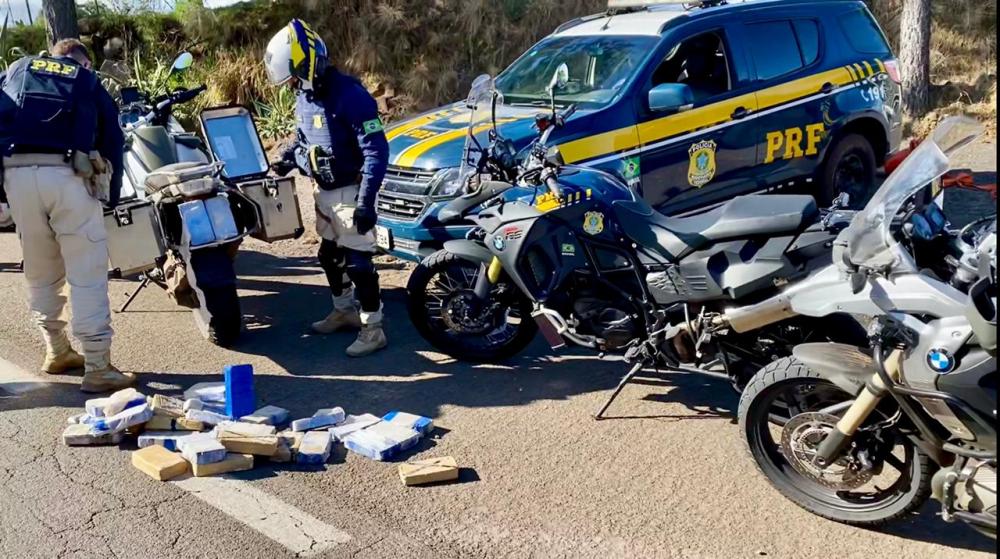 Durante a fiscalização, os agentes localizaram nos baús das motocicletas BMW, diversos tabletes de cocaína (Foto: Divulgação | PRF)