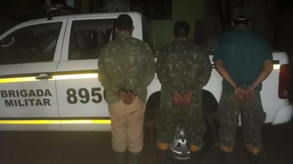 Indivíduos trafegavam em um veículo abordado no bairro Engenho Velho (Foto: Divulgação/Brigada Militar)