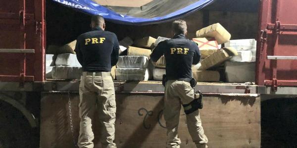 Fardos de maconha eram transportados em um caminhão abordado na noite deste domingo (15), em Seberi (Foto: Divulgação/PRF)