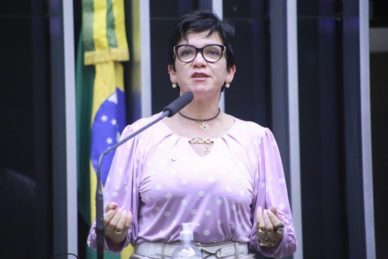 Alê Silva: 