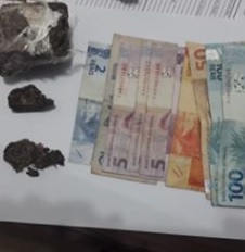 Ação policial resultou na apreensão de 80 gramas de maconha e R$ 294,00 em dinheiro (Foto: Divulgação/Brigada Militar)
