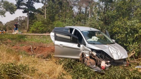Conforme as informações divulgadas, os dois ocupantes do veículo sofreram apenas ferimentos leves (Foto: Leandro Vesoloski)