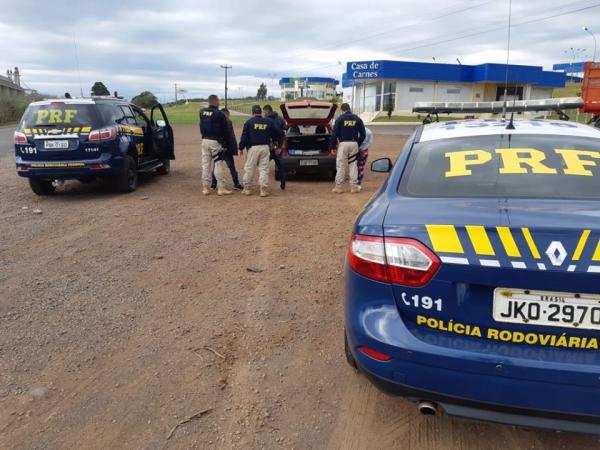 Motorista iniciou uma fuga, mas em seguida acatou a ordem de parada nas imediações da Unidade Operacional de Seberi (Foto: Divulgação/PRF)